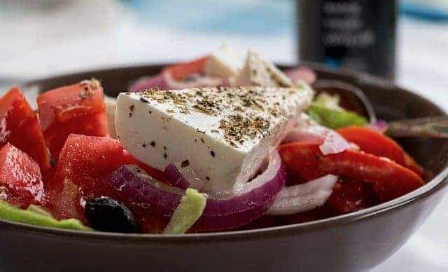 restaurant eten salade kaas tomaat olijven ui